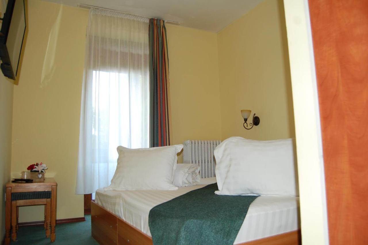 Hotel Bucegi Portile Regatului プルウル・レチェ エクステリア 写真
